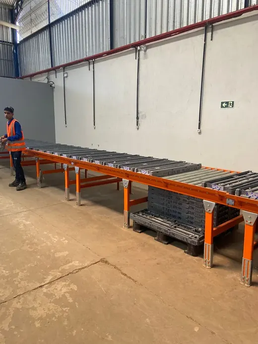 Técnico trabalhando na amostragem sobre a bancada reta