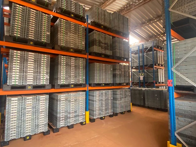 Estrutura porta-pallet com caixas de testemunho