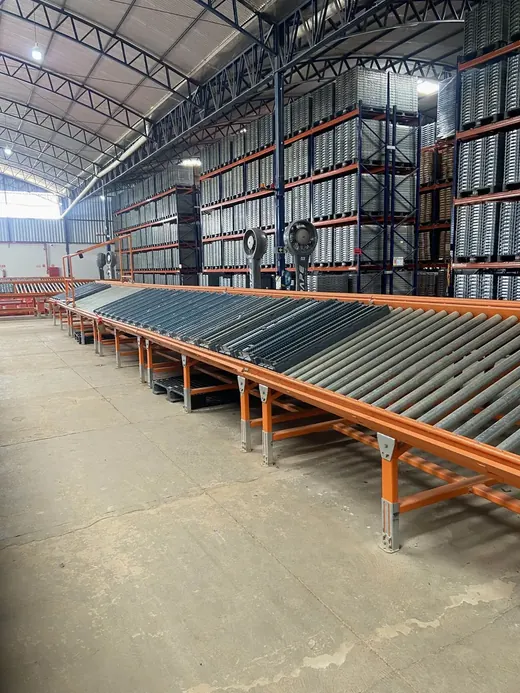 Linha de bancadas inclinadas em operação